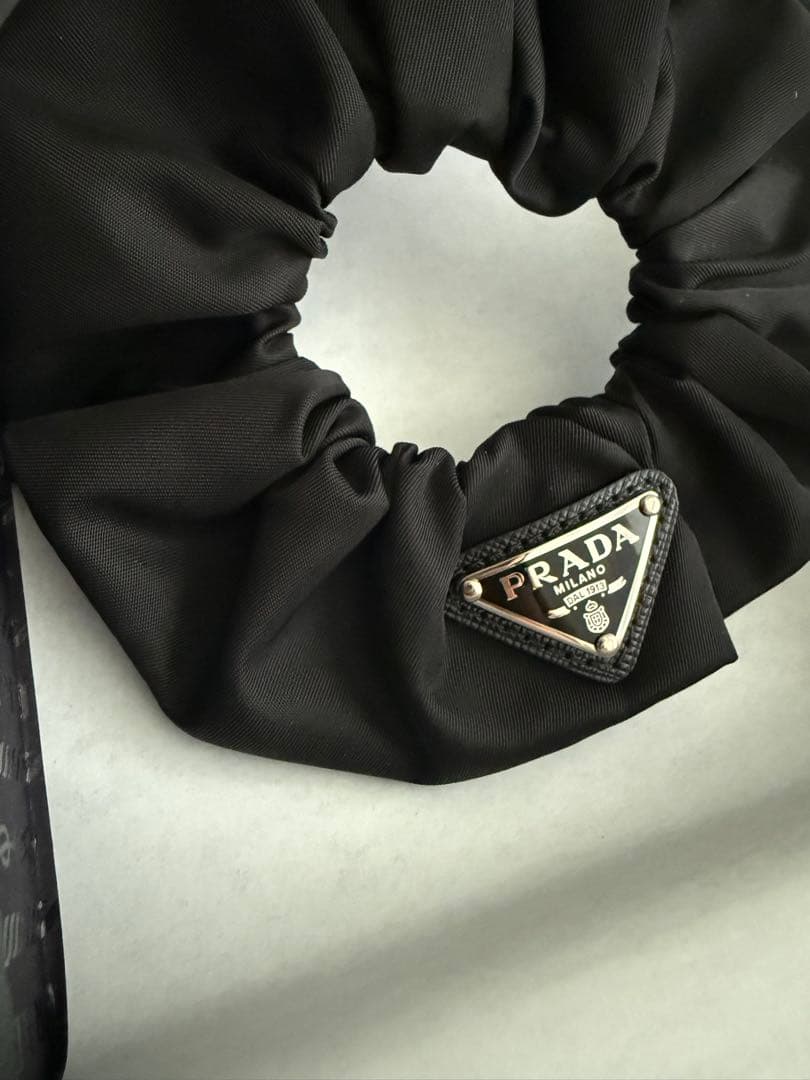 PRADA シュシュ　NYLON 完売品　NERO silver