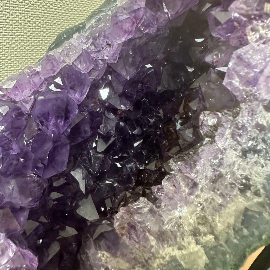 金運❗️絶品❣️濃紫の煌めきアメジストドーム☆レインボー☆カコクセナイト共生A892