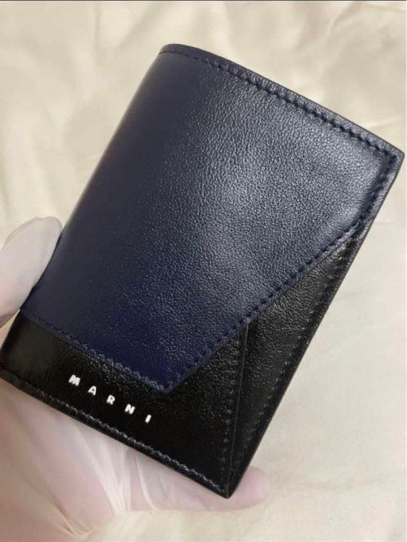 MARNI ネイビーブルーとブラック レザー製二つ折りウォレット