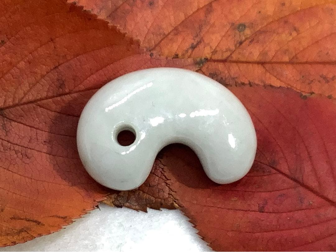 ⭕️お値段ご遠慮無く‼️　糸魚川翡翠勾玉の白翡翠お探しの方　卸しお値段にて　お早目に