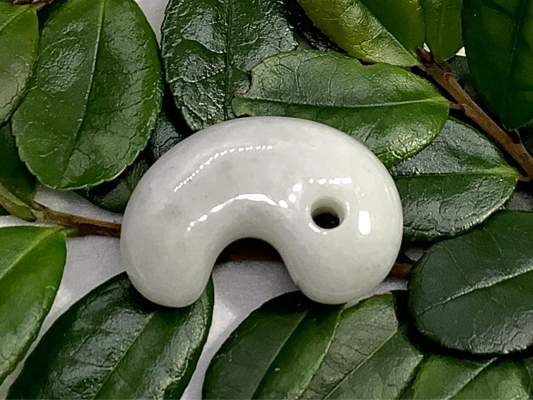 ⭕️お値段ご遠慮無く‼️　糸魚川翡翠勾玉の白翡翠お探しの方　卸しお値段にて　お早目に