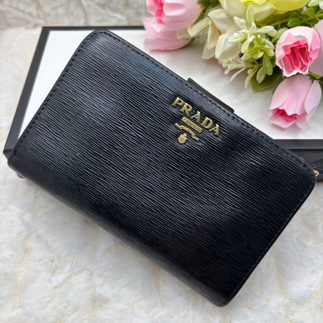 美品　プラダ✨ヴィッテロムーブ　二つ折り　金ロゴ　クロ レザー　L字ファスナー