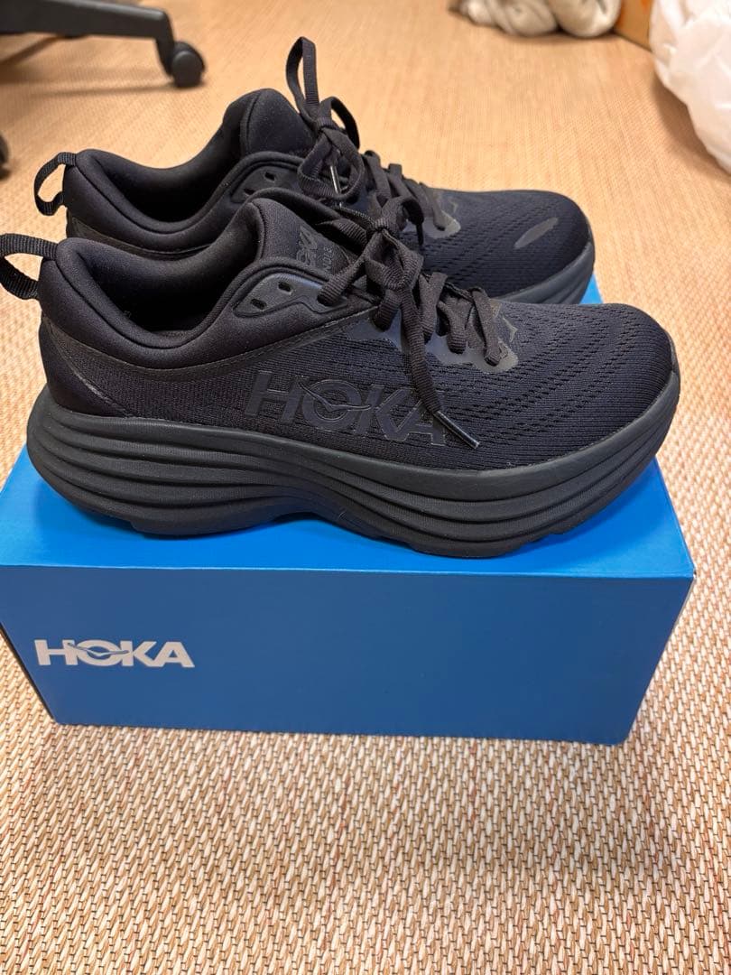 靴 HOKA BONDI8