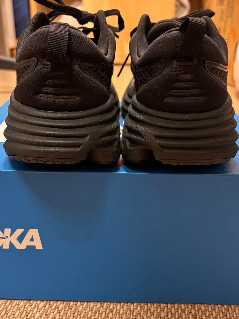 靴 HOKA BONDI8