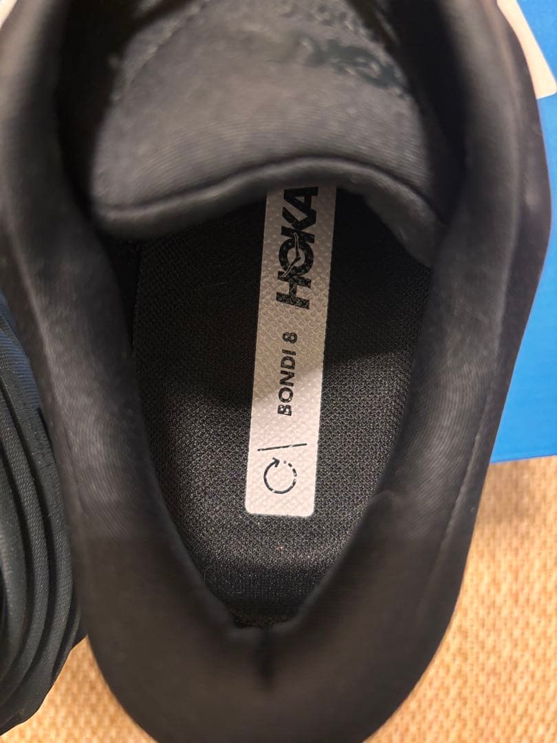 靴 HOKA BONDI8
