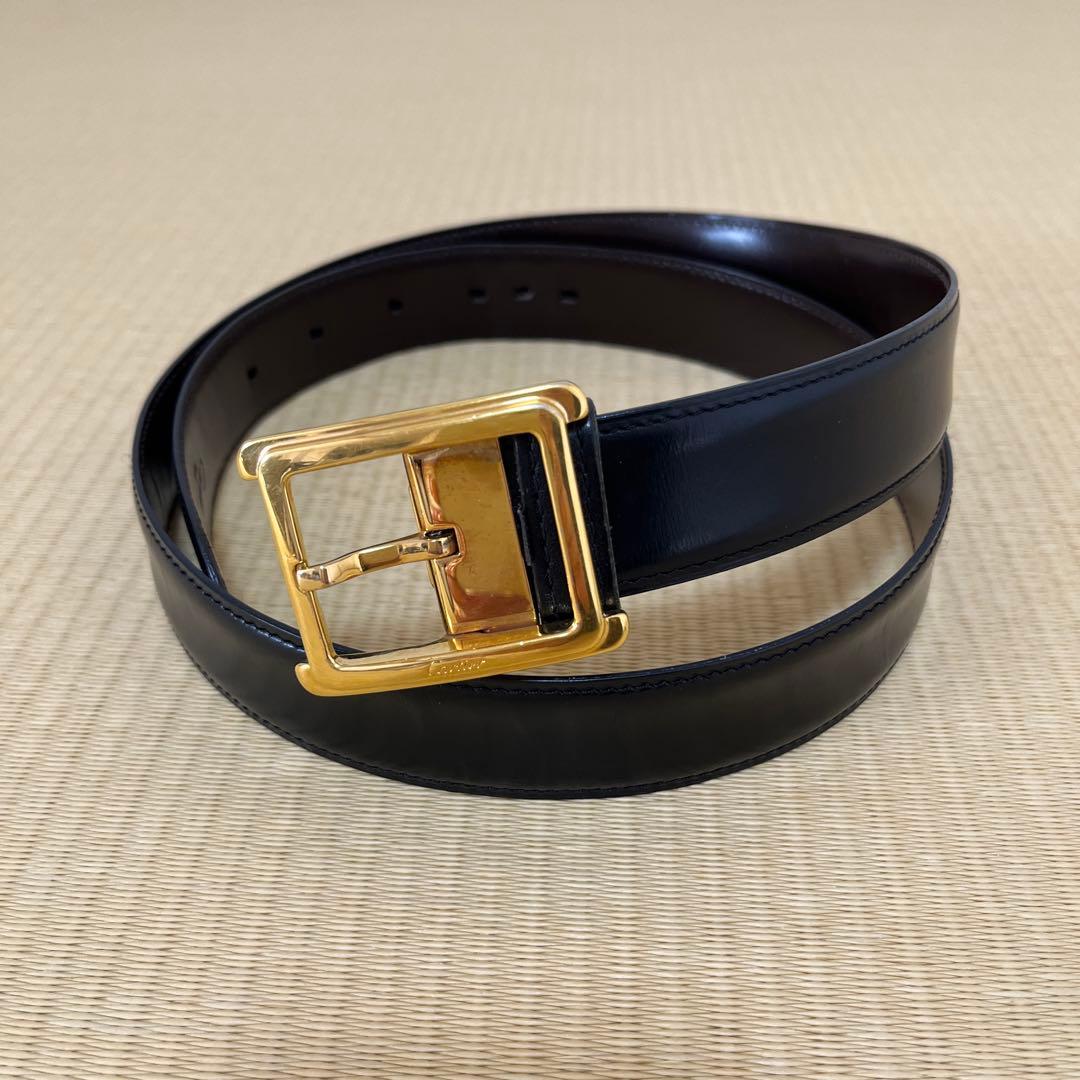 Cartier 黒ベルト 金色バックル