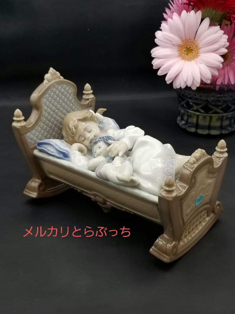 リヤドロ　お人形さんと添い寝