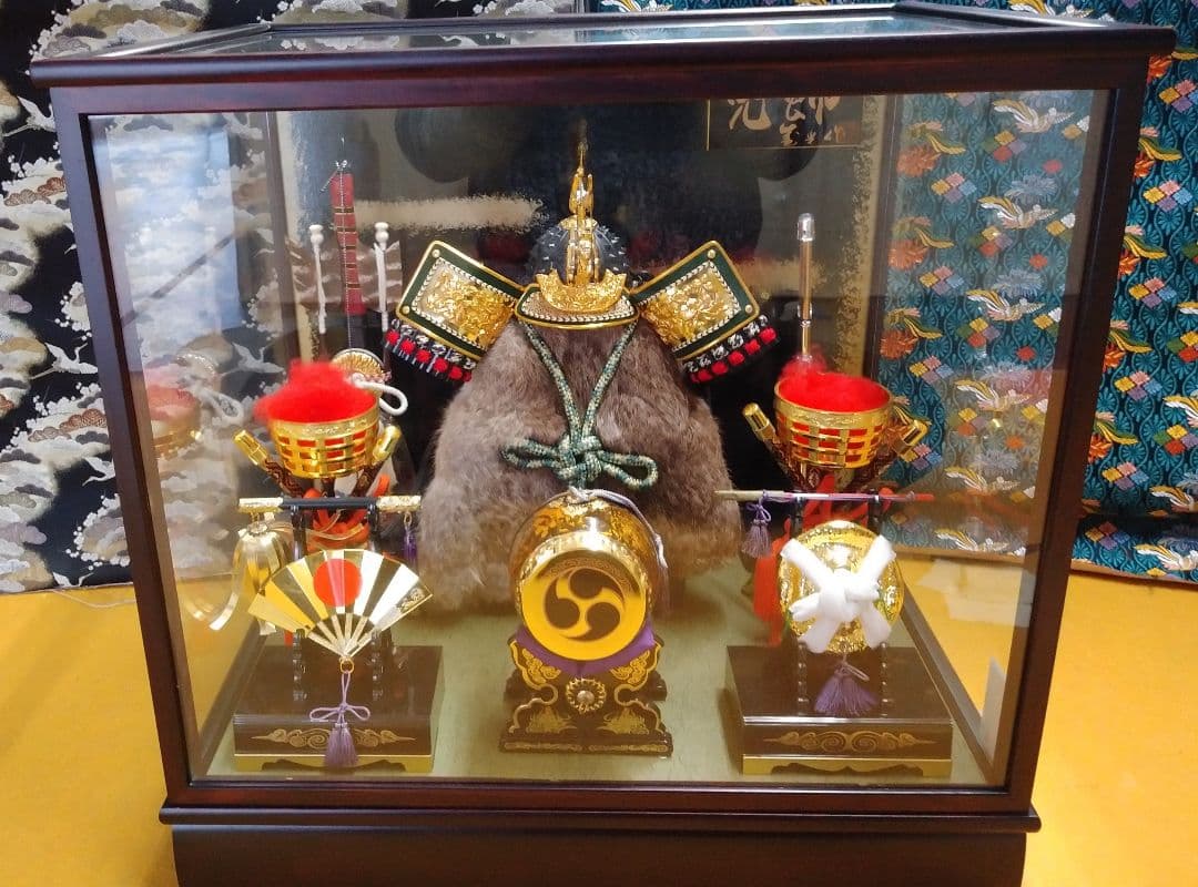 ［コロナ応援特価！］兜飾りガラスケース入り弓太刀三宝オルゴール付