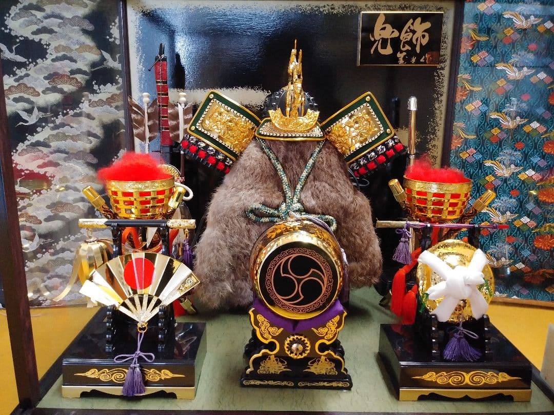 ［コロナ応援特価！］兜飾りガラスケース入り弓太刀三宝オルゴール付