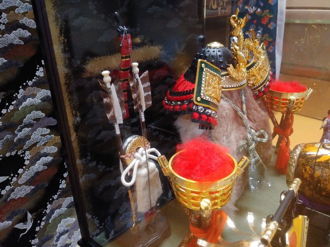 ［コロナ応援特価！］兜飾りガラスケース入り弓太刀三宝オルゴール付