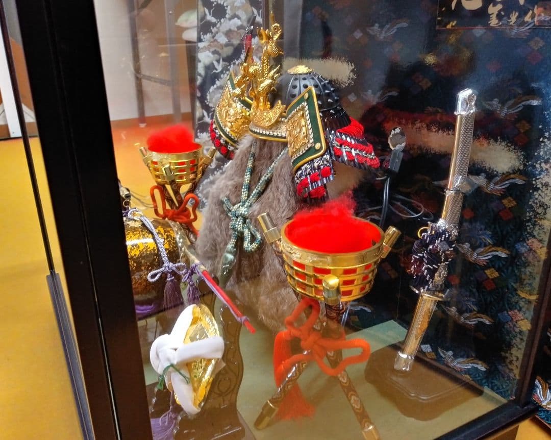 ［コロナ応援特価！］兜飾りガラスケース入り弓太刀三宝オルゴール付