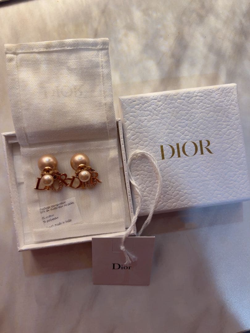 Diorパールピアス