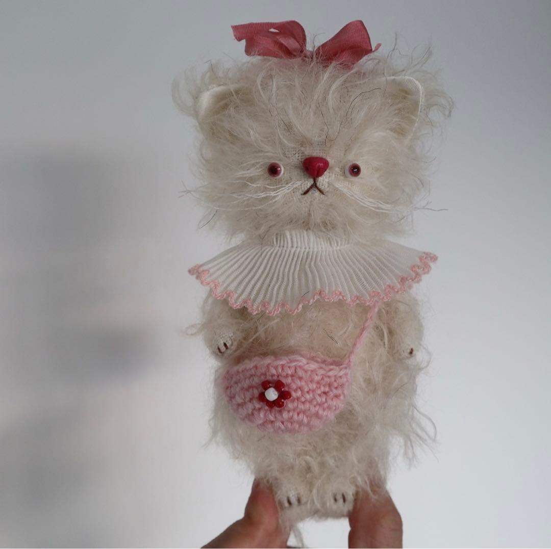 白猫とお気に入りのリボン ぬいぐるみ 海外作家様 アーティストベア ハンドメイド