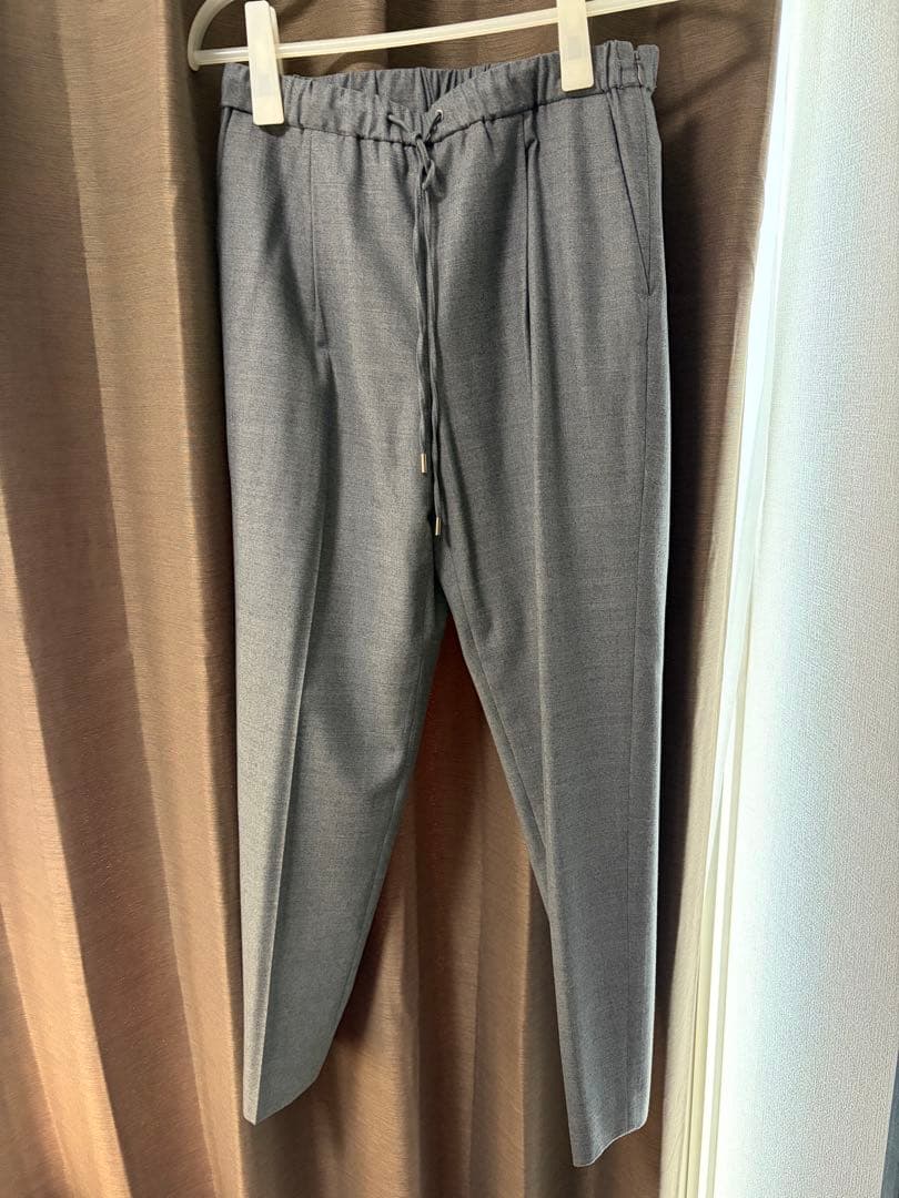 グレー ノーカラー パンツスーツ　greeen label relaxing
