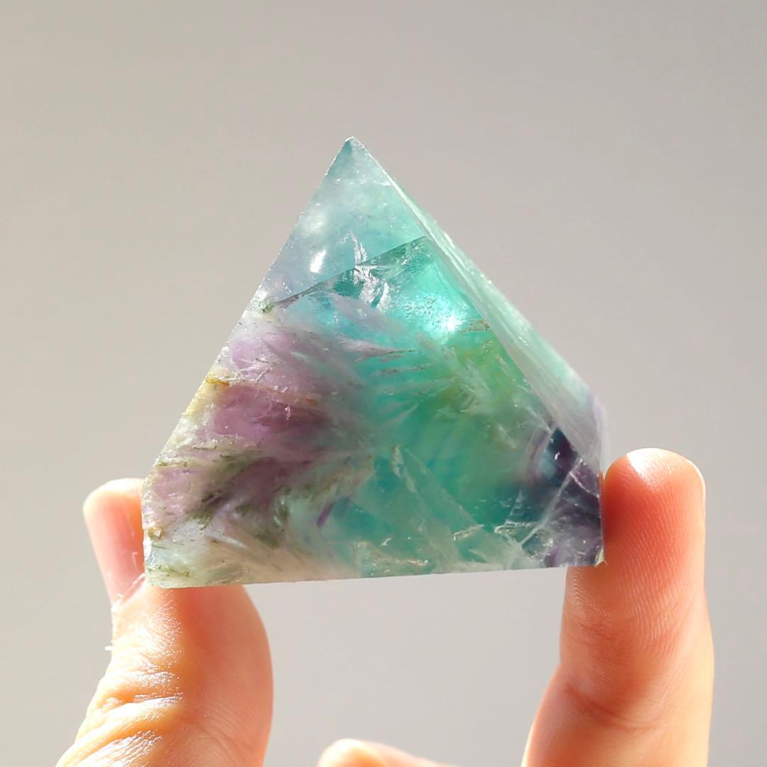 エンジェルフェザーフローライト ピラミッド型 天然石 蛍石 希少 鉱物