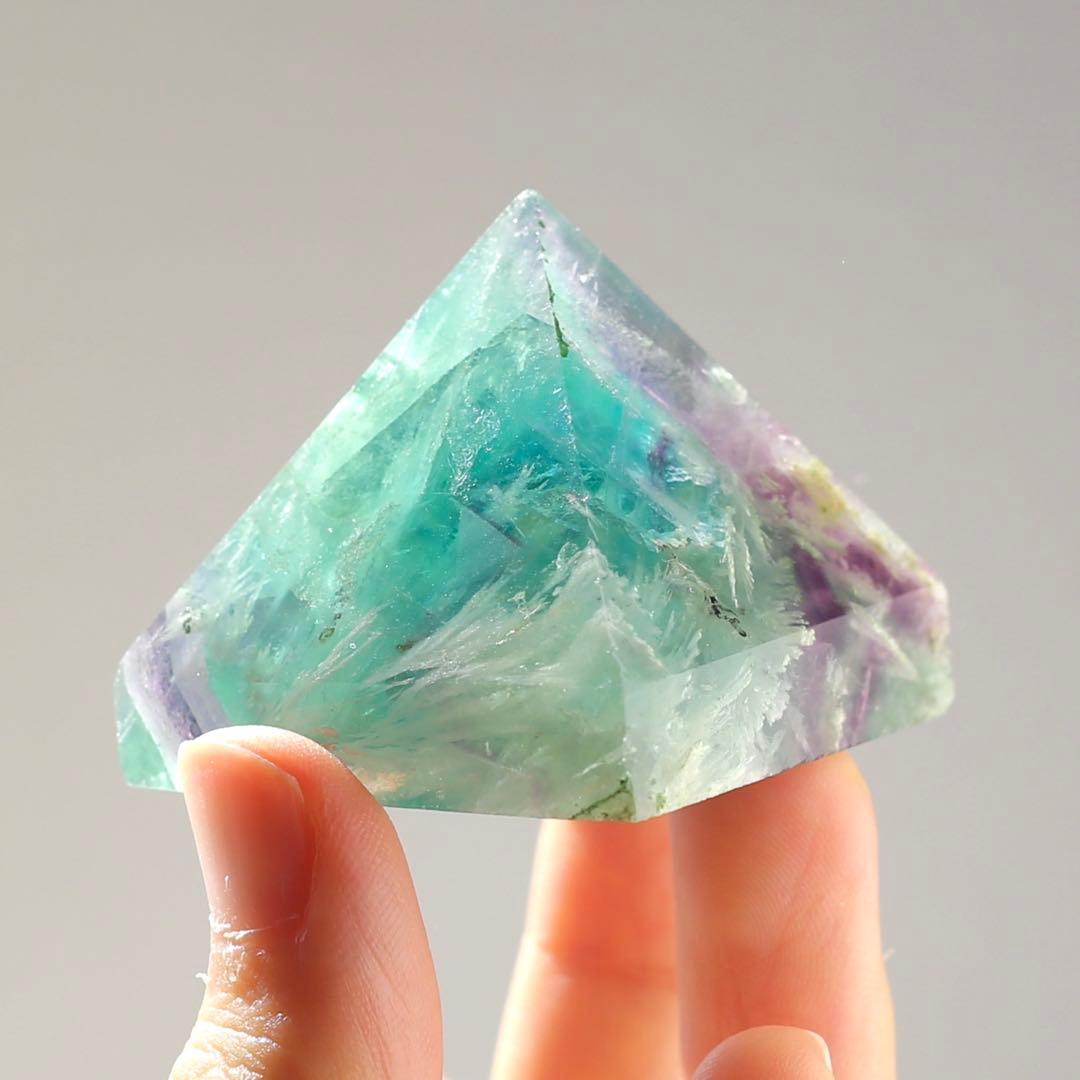 エンジェルフェザーフローライト ピラミッド型 天然石 蛍石 希少 鉱物