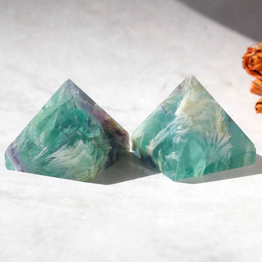 エンジェルフェザーフローライト ピラミッド型 天然石 蛍石 希少 鉱物