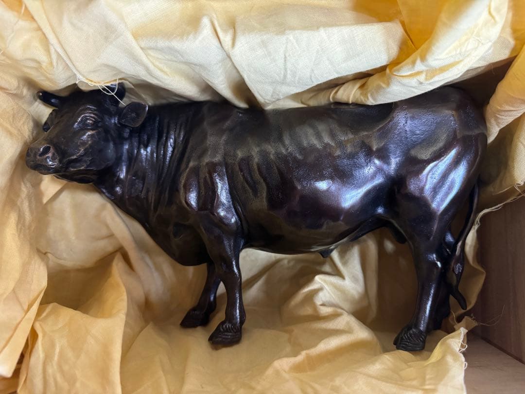 伝統工芸品である高岡銅器の「丑（牛）」の置物