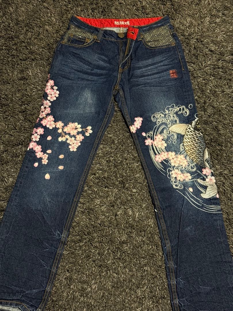 流儀圧搾(りゅうぎあっさく) 絡繰魂　桜　鯉　刺繍デニムパンツ