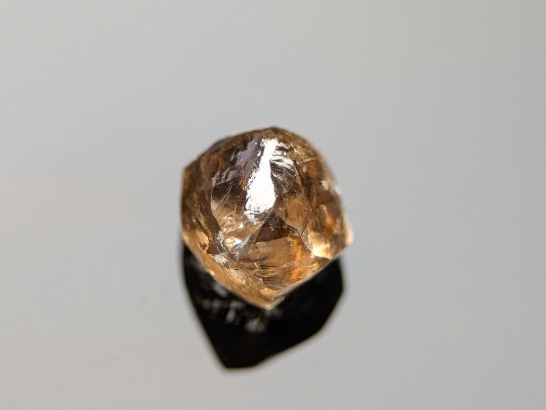 天然ダイヤモンド原石（蛍光あり）　1.875カラット