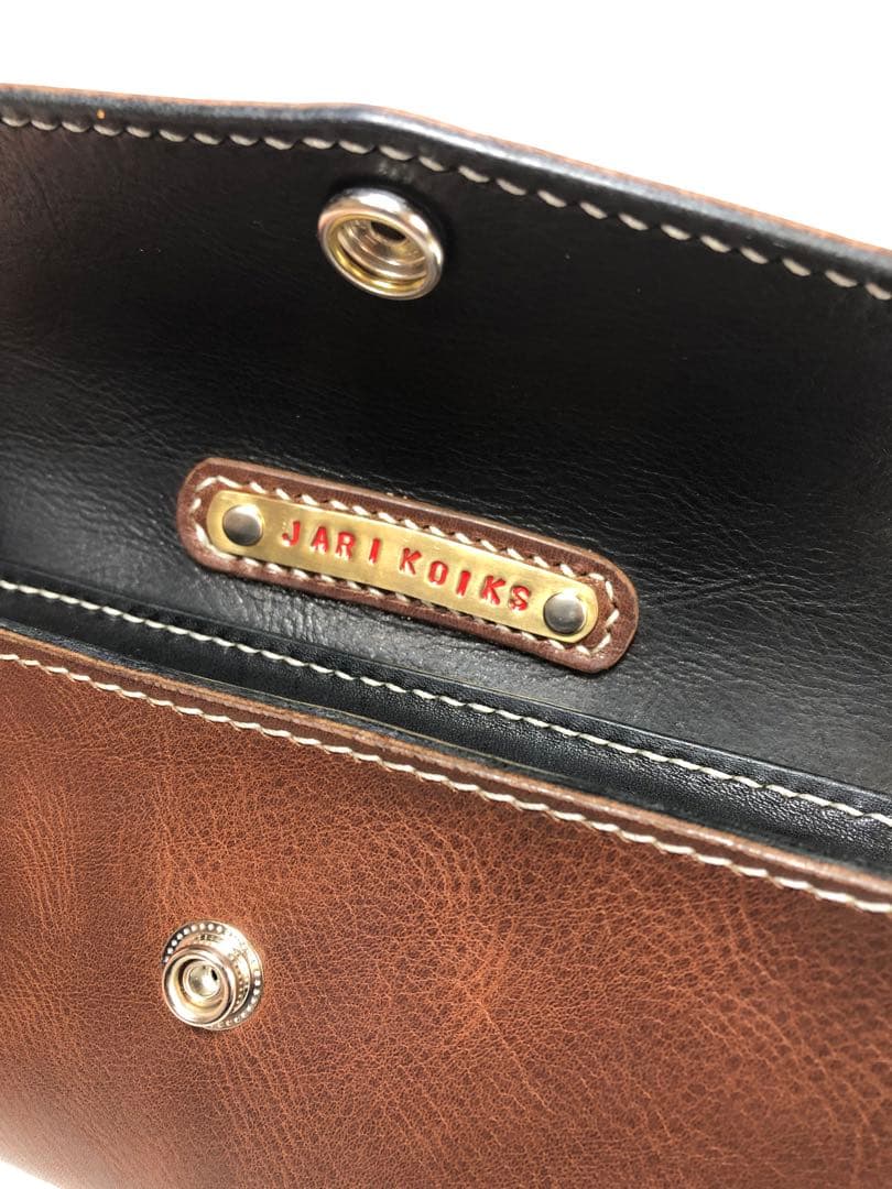 ツートンカラーがカジュアルなオイルヌメ革三つ折りシャグポーチ