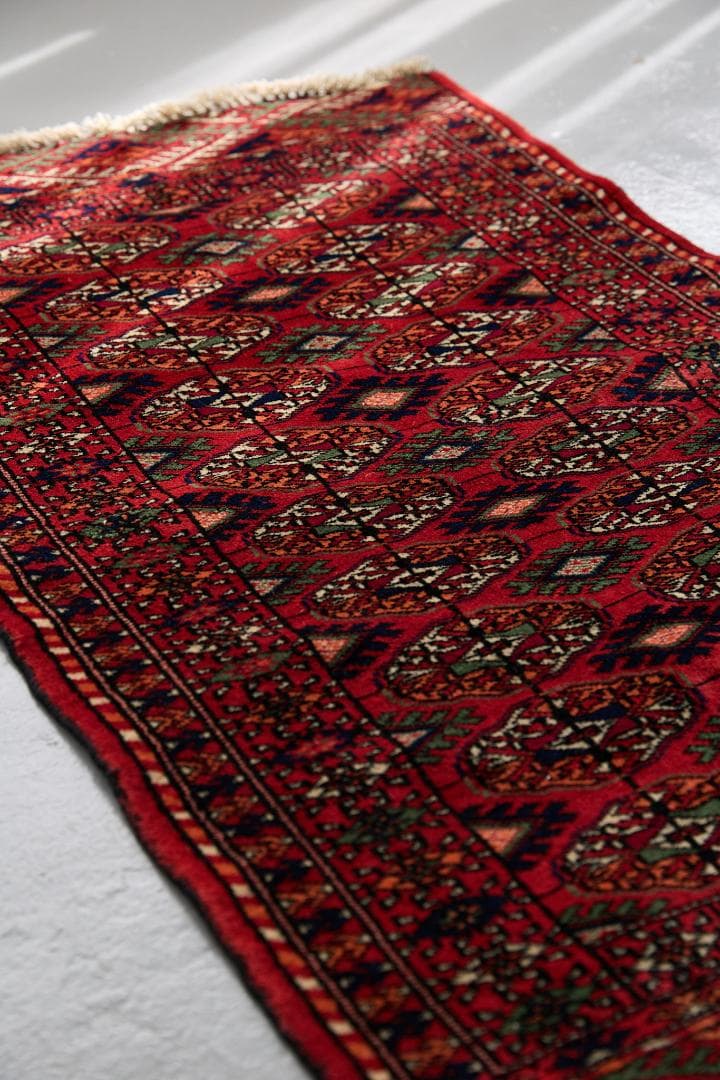 ヴィンテージラグ　トライバルラグ　ラホール産（121×63cm）赤　緑　黒　橙