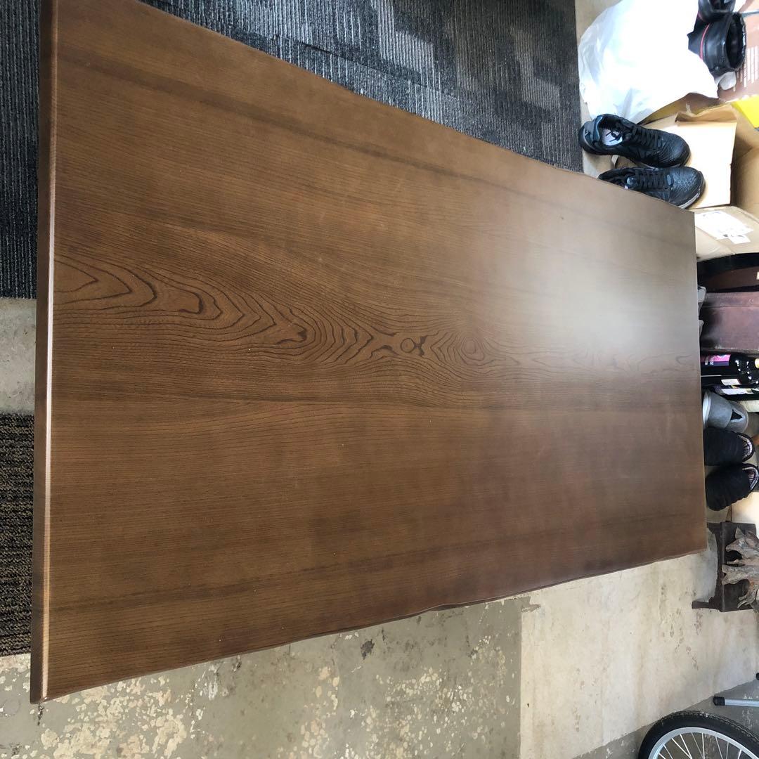 木製ブラウンダイニングテーブル