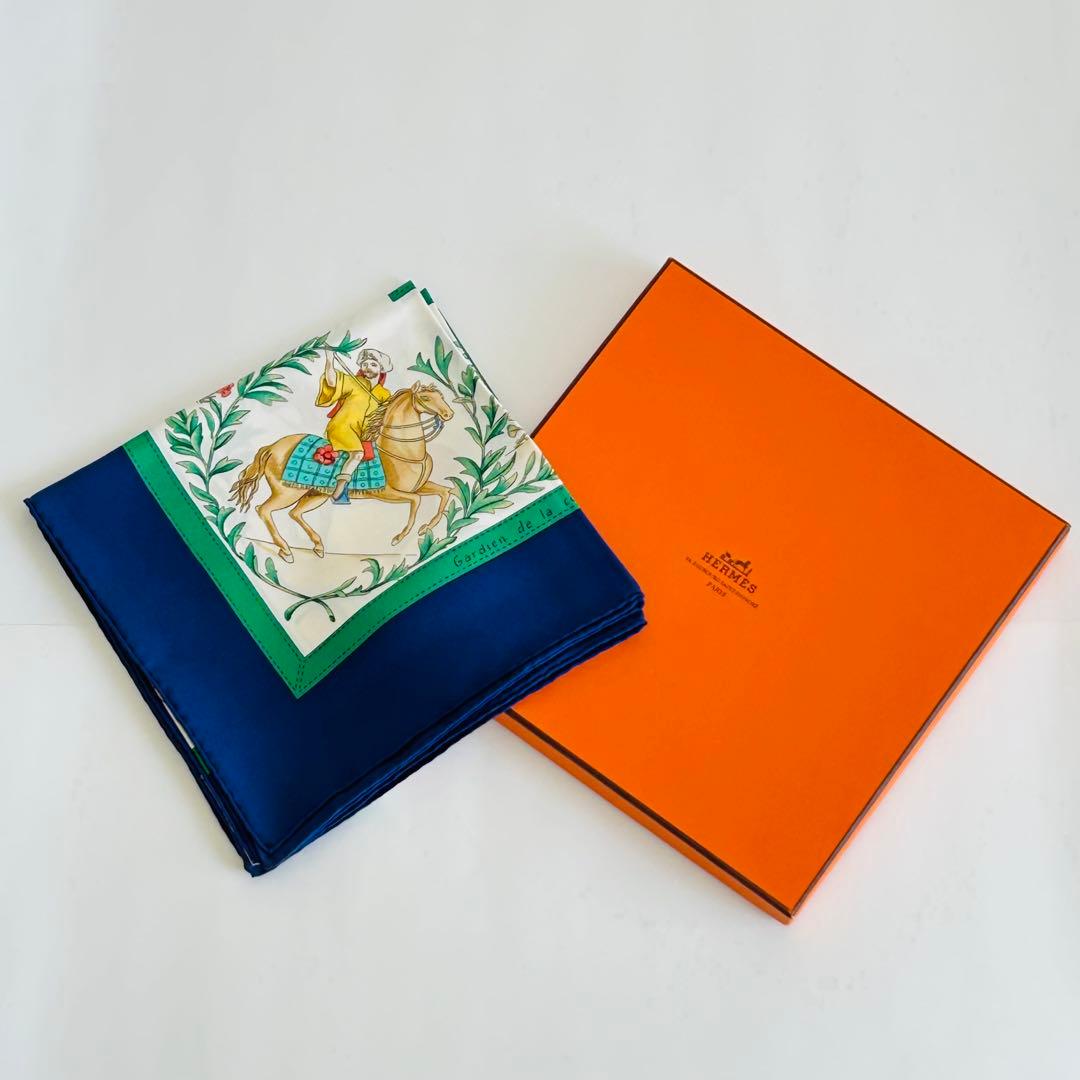 HERMES エルメス　カレ90 COSTUMES CIVILS シルク 大判