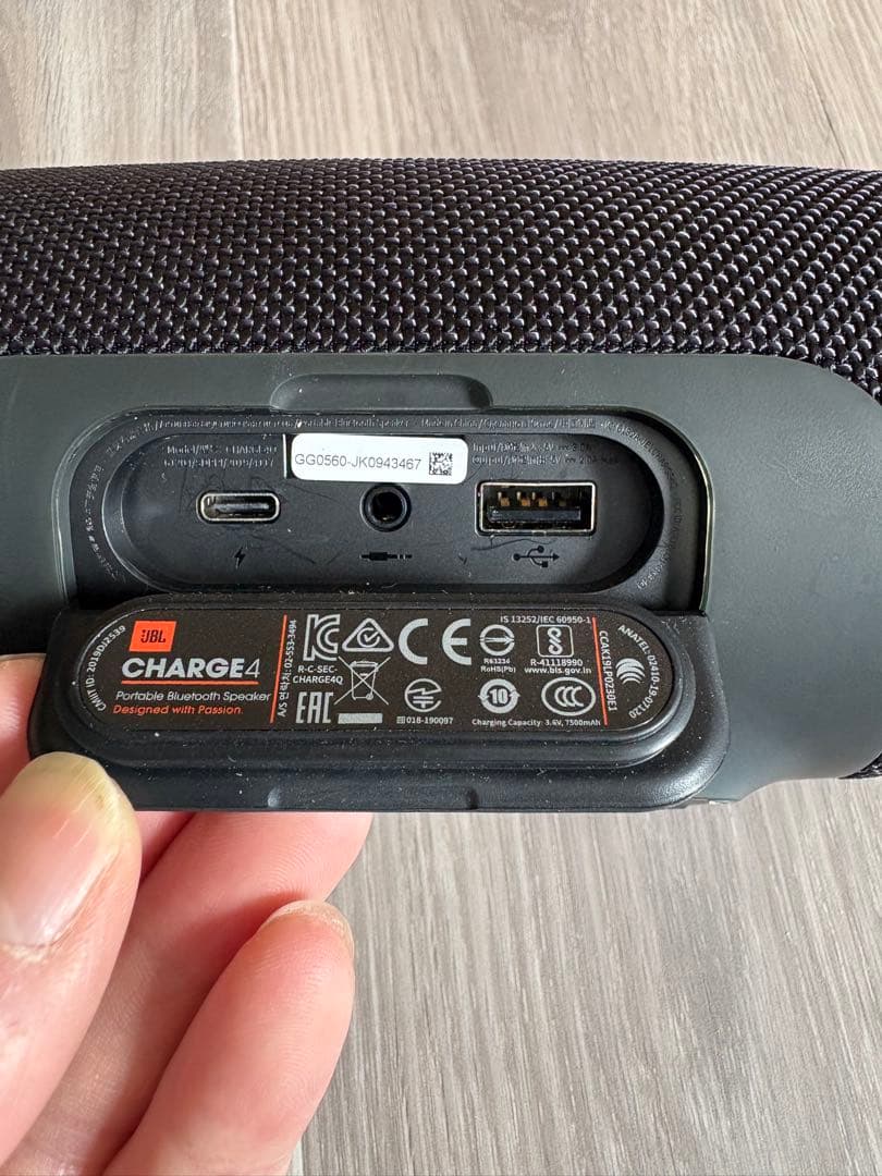 J　JBL CHARGE4