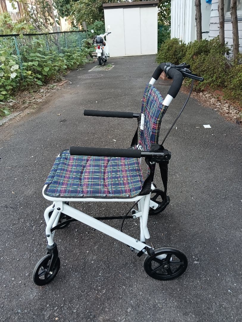 RAKU 介助車用車椅子 自立できる ノーパンクタイヤ 折りたたみ可能