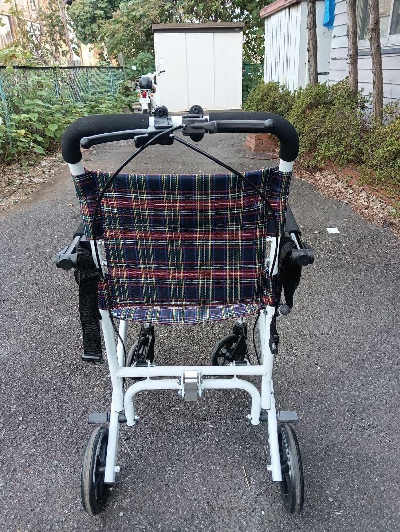 RAKU 介助車用車椅子 自立できる ノーパンクタイヤ 折りたたみ可能