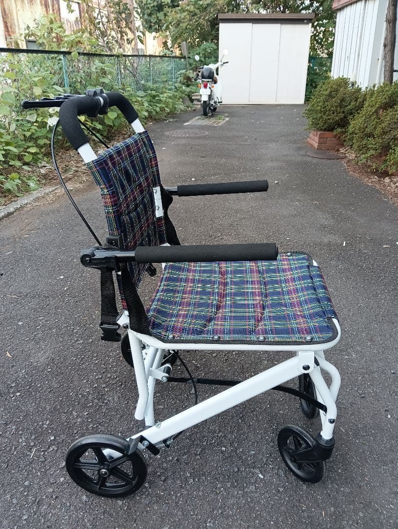 RAKU 介助車用車椅子 自立できる ノーパンクタイヤ 折りたたみ可能