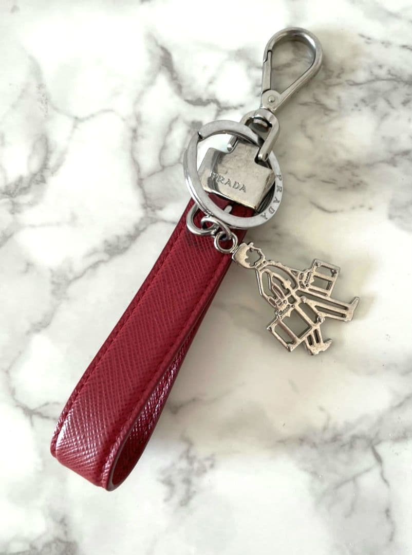 PRADA バーガンディ キーホルダー