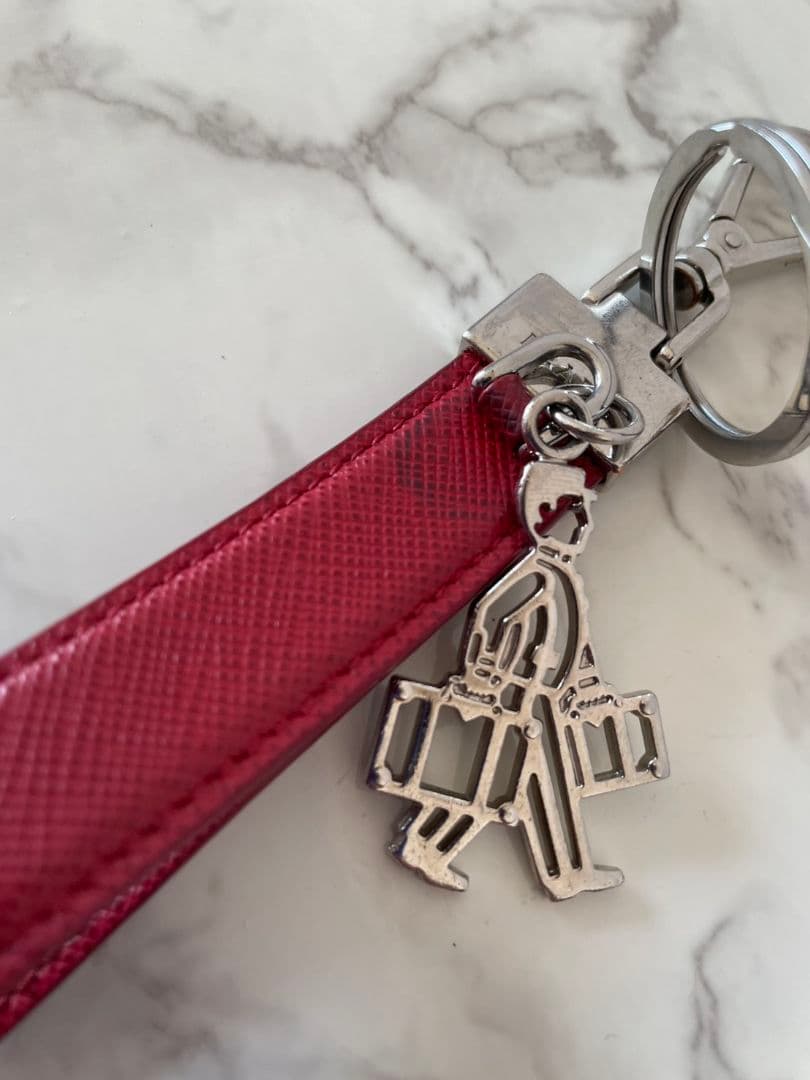 PRADA バーガンディ キーホルダー