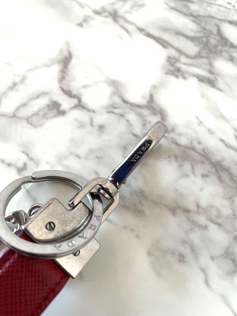 PRADA バーガンディ キーホルダー