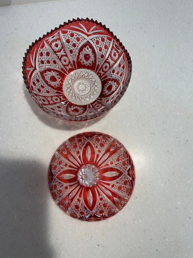 蓋付き　赤い切子のお菓子入れ