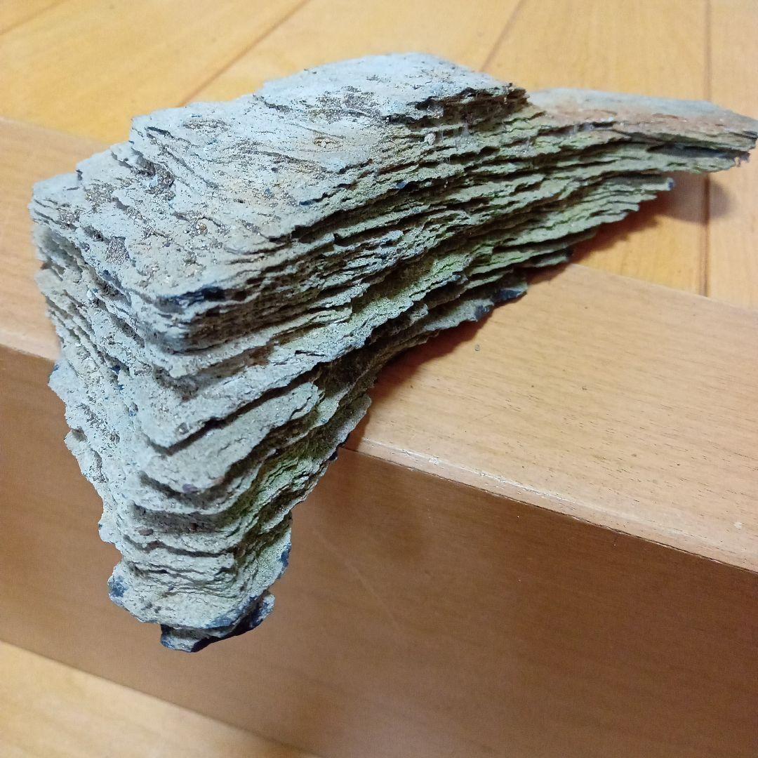 サヌカイト　カンカン石　手のひらサイズ　（石机上）