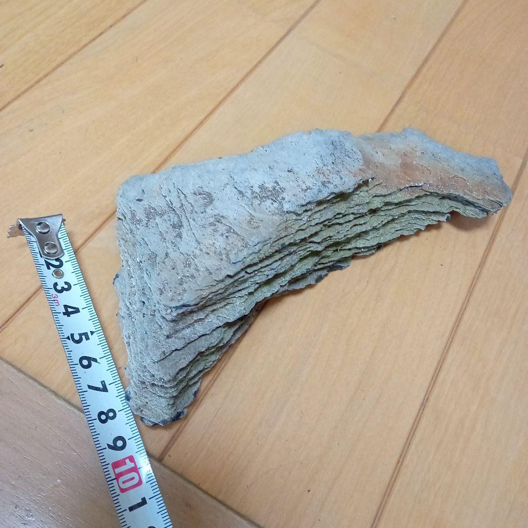 サヌカイト　カンカン石　手のひらサイズ　（石机上）