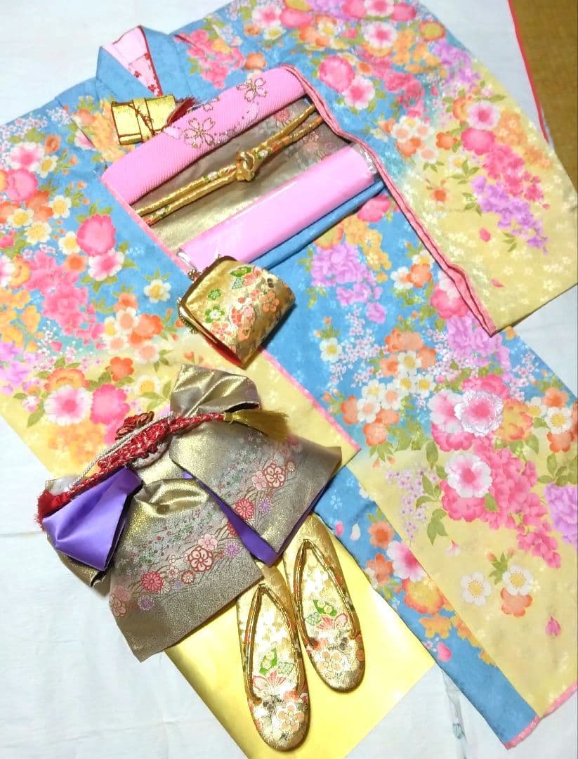 微かに煌めく桜の地紋に八重桜と藤の花々も艶っぽく華やかな7歳七五三向け祝い着