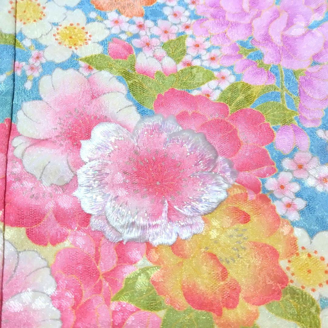 微かに煌めく桜の地紋に八重桜と藤の花々も艶っぽく華やかな7歳七五三向け祝い着