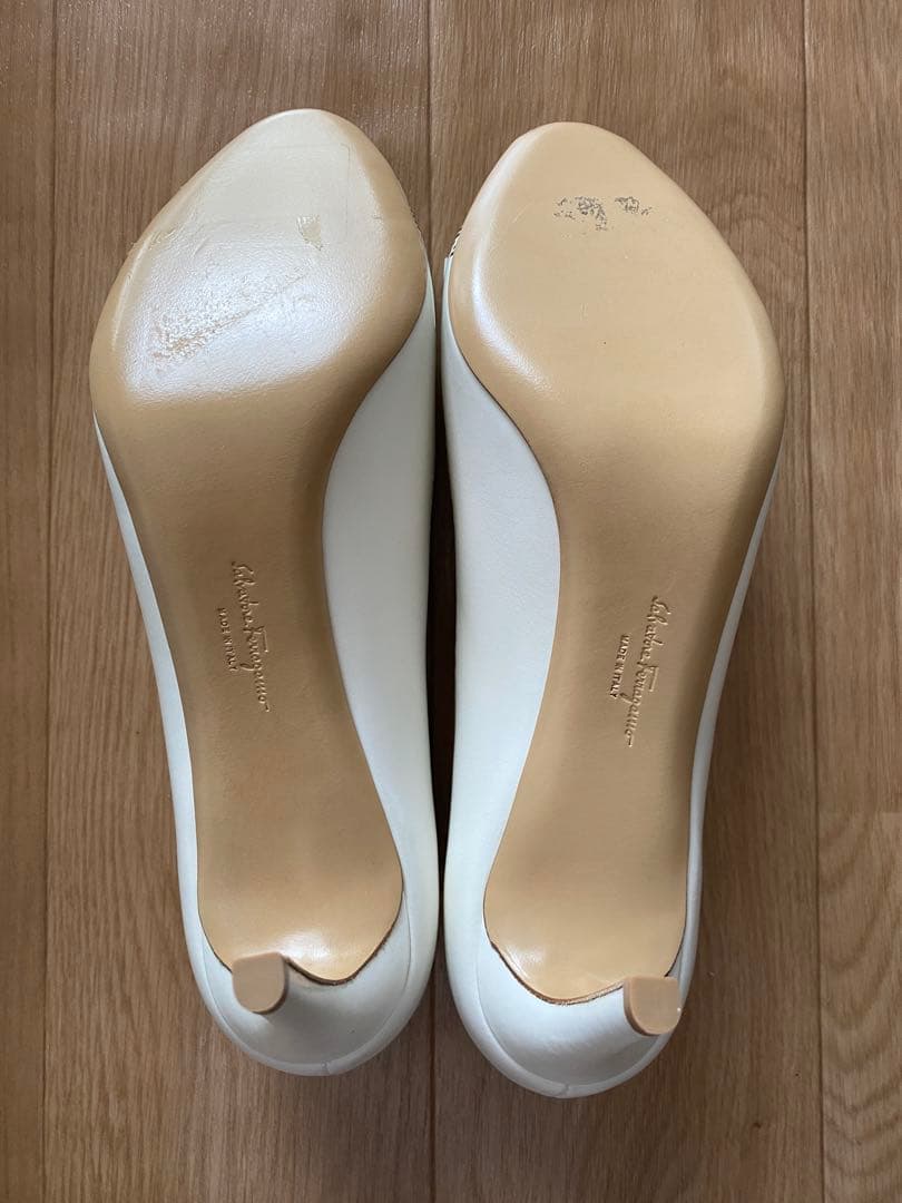 お値引き中！フェラガモ　Ferragamo ホワイト オープントゥパンプス
