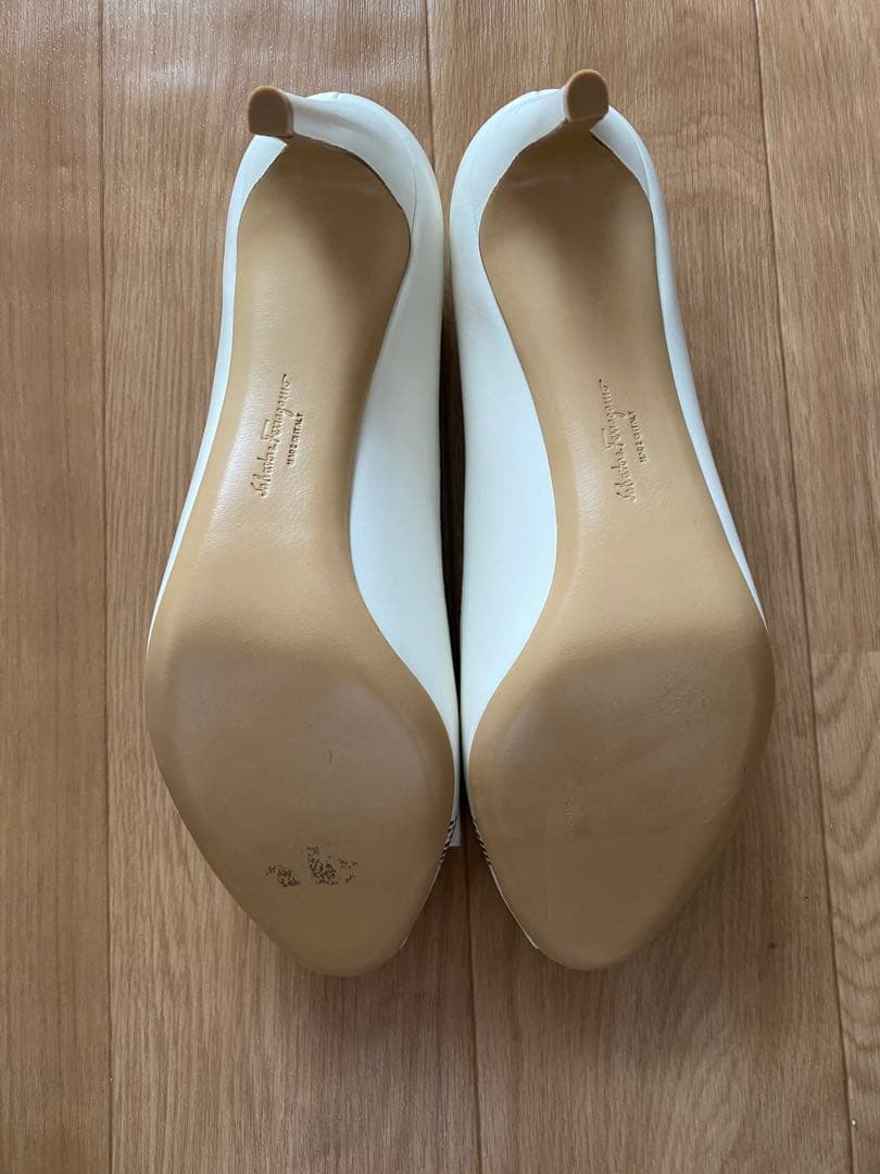 お値引き中！フェラガモ　Ferragamo ホワイト オープントゥパンプス
