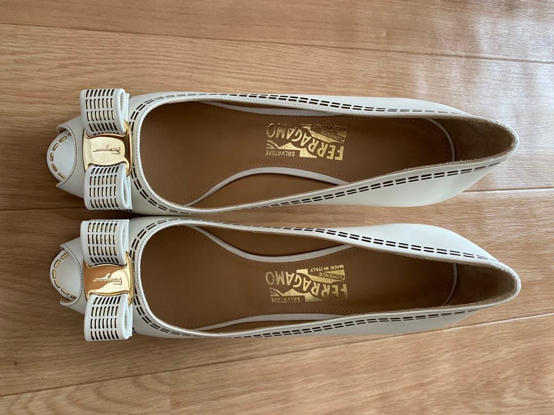 お値引き中！フェラガモ　Ferragamo ホワイト オープントゥパンプス