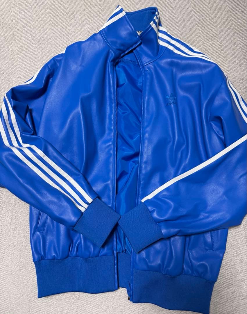 adidas フェイクレザー トラックジャケット ブルー スリーストライプス