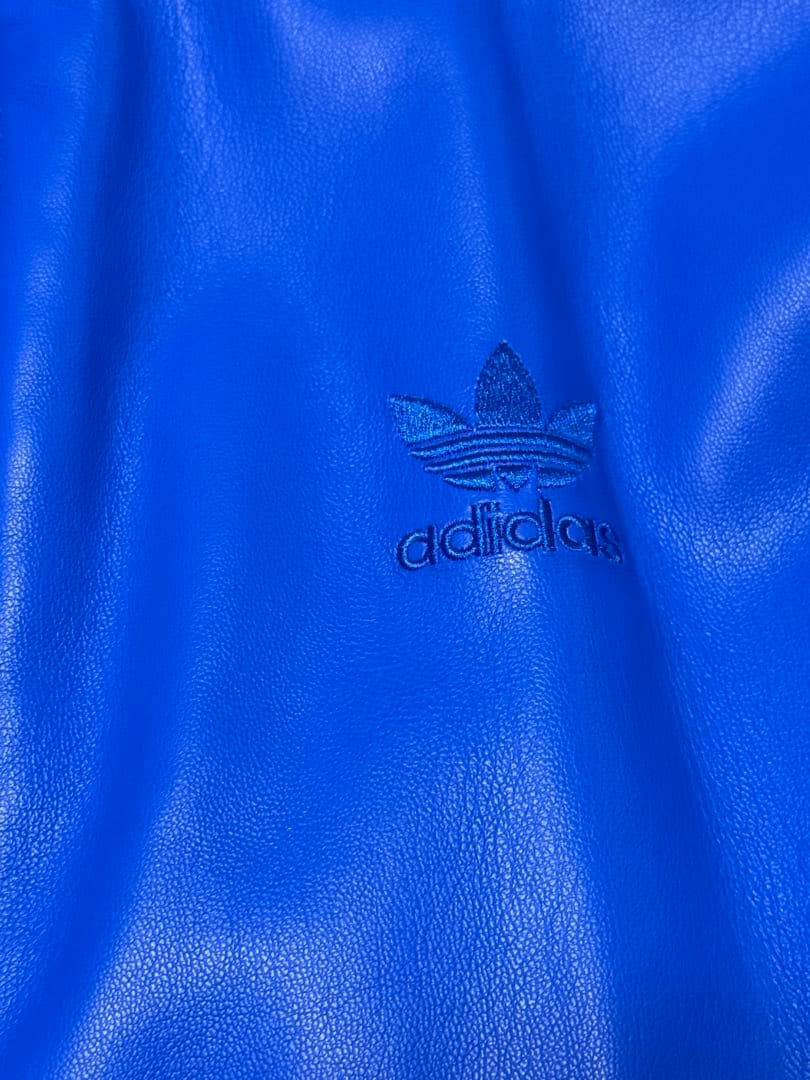adidas フェイクレザー トラックジャケット ブルー スリーストライプス