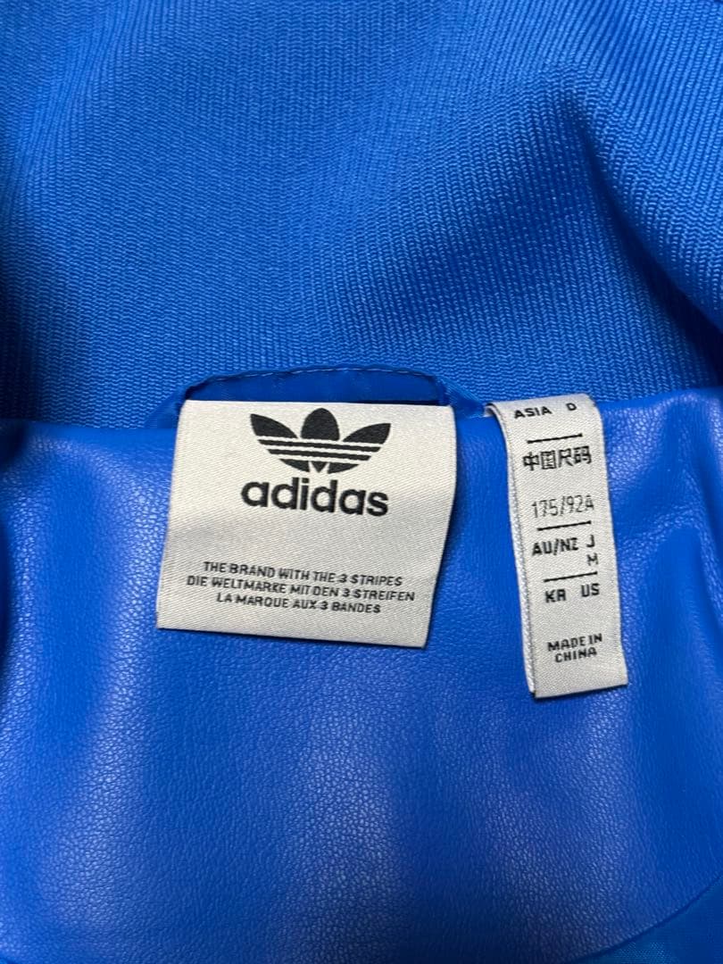 adidas フェイクレザー トラックジャケット ブルー スリーストライプス