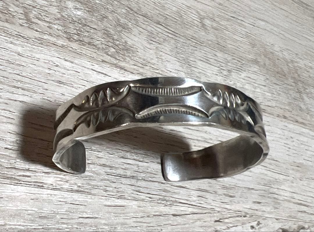 ナバホ族 NORA作 インディアンジュエリー Sterling バングル