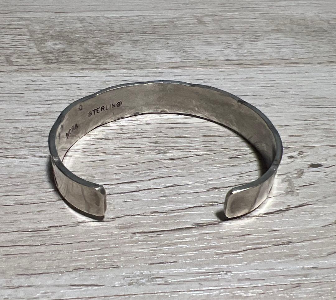 ナバホ族 NORA作 インディアンジュエリー Sterling バングル
