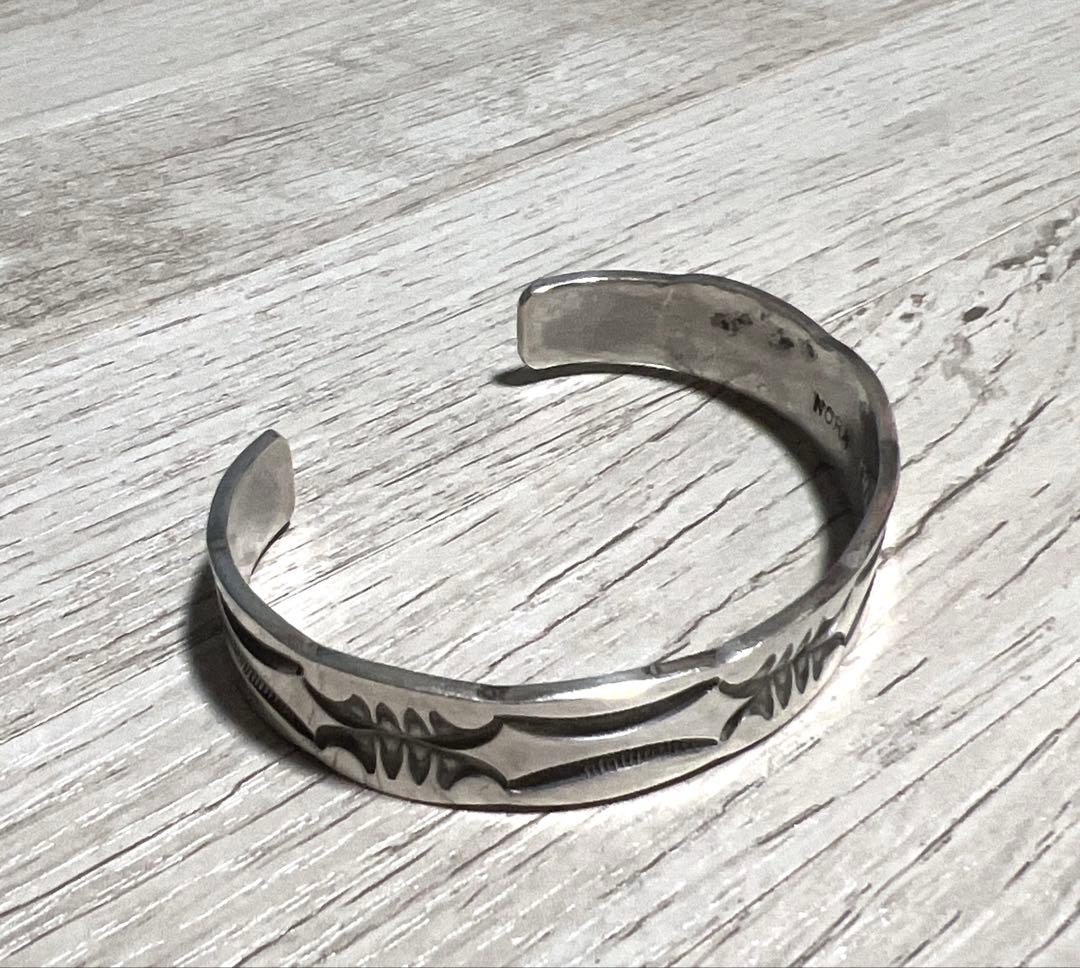 ナバホ族 NORA作 インディアンジュエリー Sterling バングル