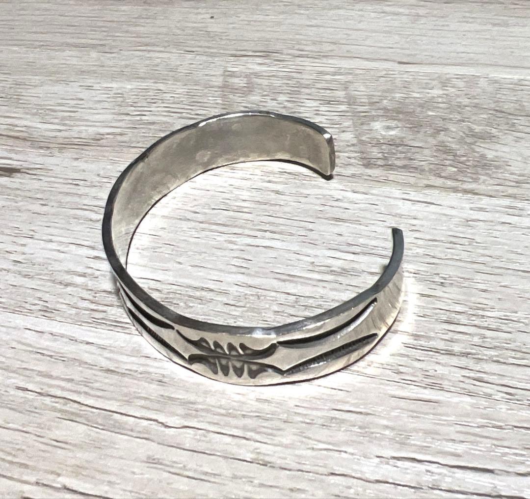 ナバホ族 NORA作 インディアンジュエリー Sterling バングル